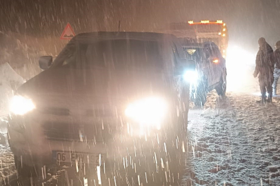 Hakkari'de çığ düştü: Çok sayıda araç yolda mahsur kaldı