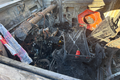 İstanbul Beyoğlu'nda alev alev yanan araç küle döndü, yangın markete sıçradı