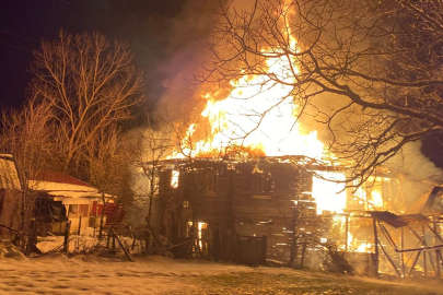 Karabük'te iki katlı ahşap ev küle döndü