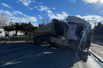 Konya'da görenleri pes dedirten kazada tır ağaçları ezip karşı şeritte durabildi