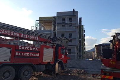 Zonguldak'ta alacağını tahsil edemediğini iddia eden işçi inşaat iskelesine çıktı