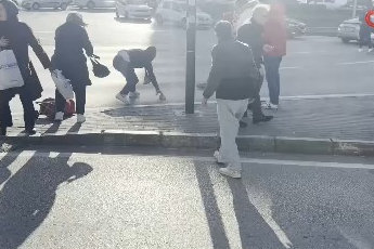 Bursa'da lodos zor anlar yaşattı! Trafik lambasına tutundular...