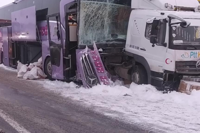 Kars'ta yolcu otobüsü kamyona çarptı: 9 yaralı
