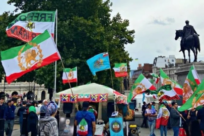 X İran bayrağını 1979 Devrimi öncesinde kullanılan bayrakla değiştirdi