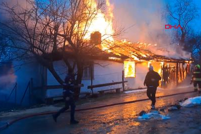 Bolu'da tek katlı ev yanarak küle döndü