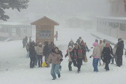 Bursa Uludağ'da kar kalınlığı 60 santimetreyi geçti