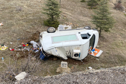 Isparta'da kontrolden çıkan kamyonet şarampole yuvarlandı: 3 yaralı