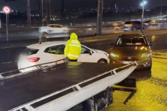 İstanbul Beylikdüzü E-5'te iki araç çarpıştı, 1 kişi yaralandı