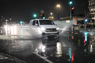 İstanbul Valiliğinden fırtına ve yağış açıklaması: 193 ihbar geldi
