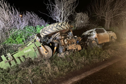 İzmir'de pikap traktöre arkadan çarptı