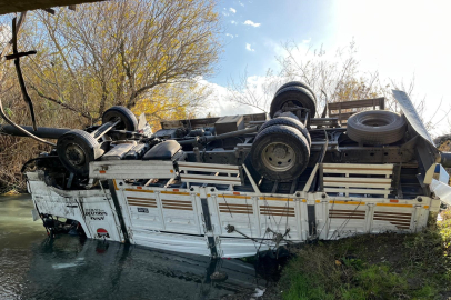 Osmaniye'de turp yüklü kamyon dereye devrildi