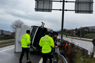 Sinop'ta kamyonet devrildi