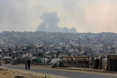 Soykırımcı İsrail, Gazze'nin çeşitli bölgelerine hava ve kara saldırılarını sürdürüyor