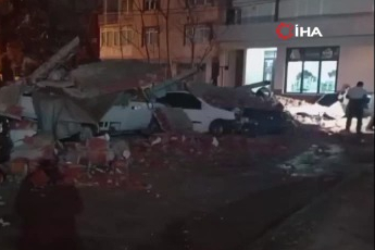 Bursa'da lodos bahçe duvarını yıktı! Araçlar zarar gördü