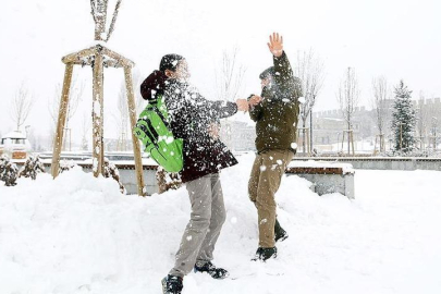 Valilikler peş peşe açıkladı: Okullar tatil mi? 12 Ocak Pazartesi kar tatili olan il ve ilçeler