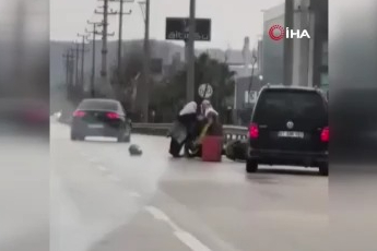 Bursa'da kuryeye dayak kamerada! Ayırmaya çalıştılar ama...