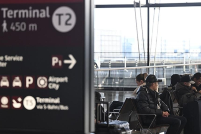 Frankfurt Havalimanı’nda zorlu kış şartları nedeniyle uçuşlarda iptal ve gecikme yaşanıyor