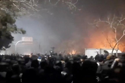 İran devlet televizyonu: Reşt kentindeki gösterilerde 300'den fazla dükkan yandı