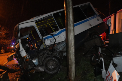 Kırıkkale'de hemzemin geçitte mahsur kalan dolmuşa tren çarptı, sürücü saniyelerle kurtuldu