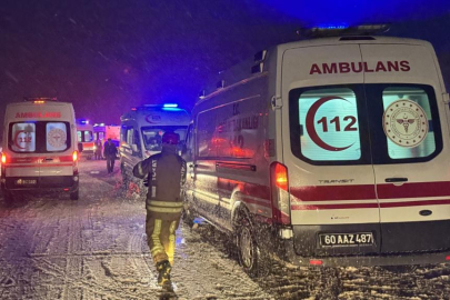 Tokat'ta yolcu otobüsünün tıra çarptığı kazada 13 kişi yaralandı