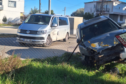 Antalya Serik'te otomobil ile minibüs çarpıştı: 1 yaralı