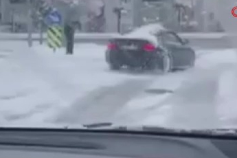 Bursa'da karlı yolda drift attı!