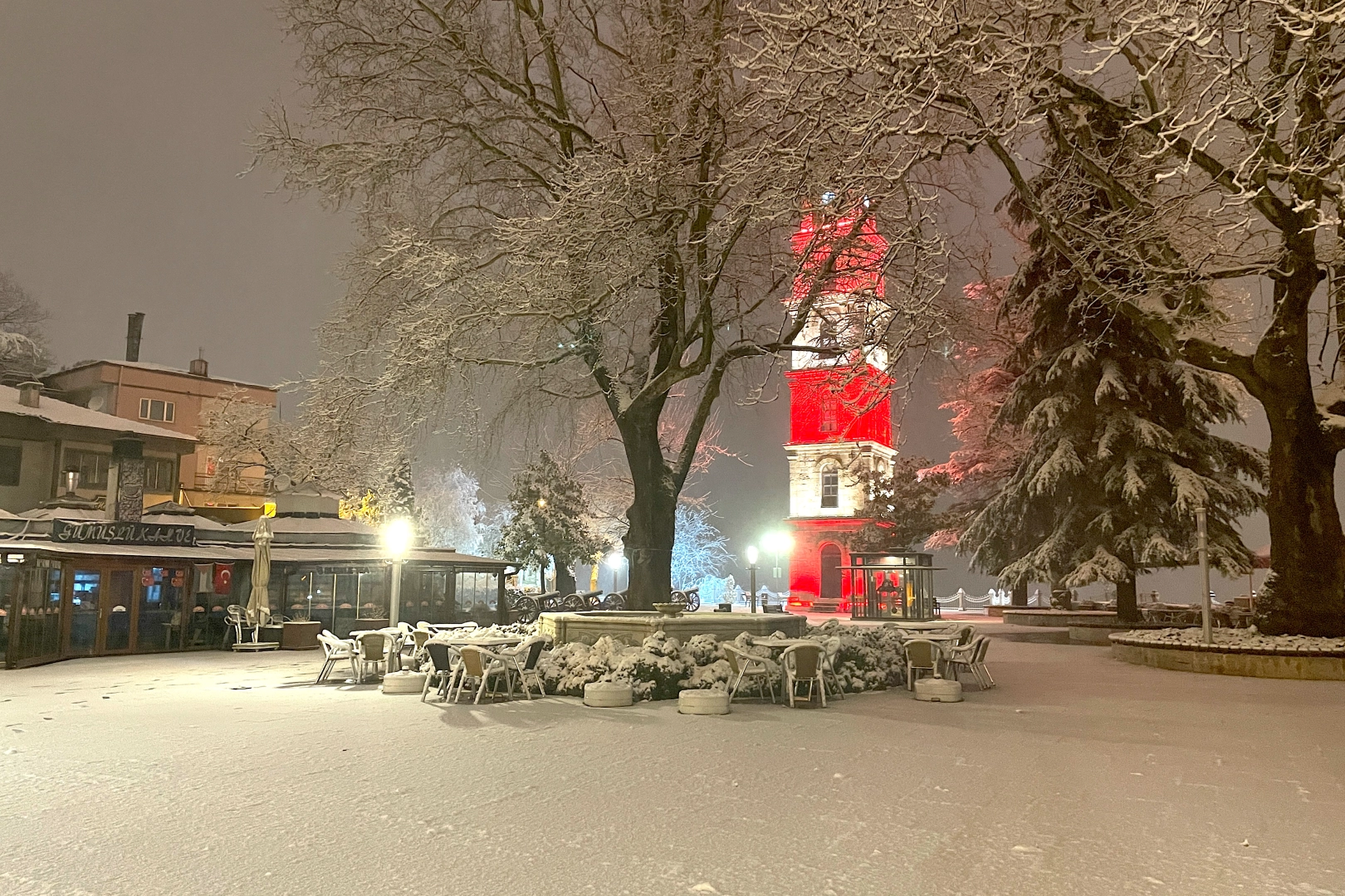 Bursa'nın simgeleri karla kaplandı! Tophane, Yeşil Türbe...