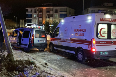 Elazığ'da hafif ticari araç direğe çarptı: 1'i ağır 4 yaralı
