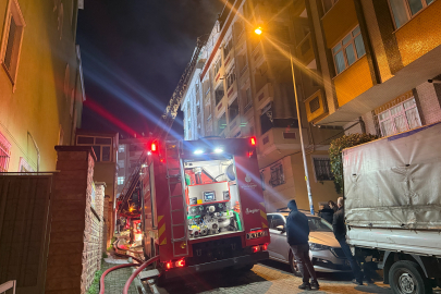 İstanbul Bahçelievler'de çatı yangınındaki alevler yan binaya sıçradı