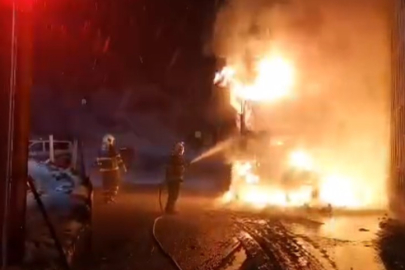 Kastamonu'da kereste yüklü kamyon alev alev yandı