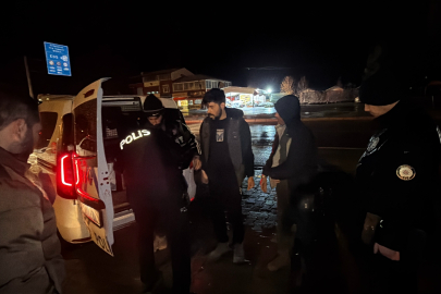 Otomobiliyle kaçak göçmen taşıyan sürücü tutuklandı