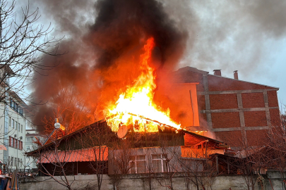 Tokat'ta iki katlı evde yangın çıktı, ekiplerin müdahalesi sürüyor