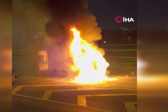 İstanbul Esenyurt TEM'de alev topuna dönen araç söndürüldü