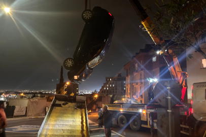 İstanbul Pendik'te otomobil apartman bahçesine uçtu: 2 yaralı