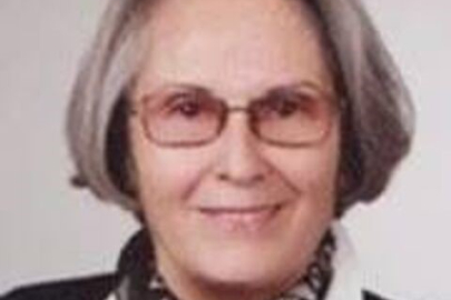 İzmir'de evlerinde ölü bulunan anne ve kızı son yolculuğuna uğurlandı