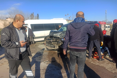 Osmaniye’de servis minibüsü ile hafif ticari araç çarpıştı: 7 yaralı