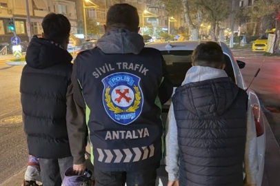 Antalya'da seyir halindeki araçlara tutunarak patenle yolculuk yapan 2 çocuğa adli işlem