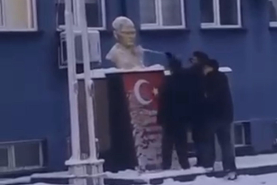 Bursa'da lise öğrencileri karla kapanan Atatürk büstünü temizlediler