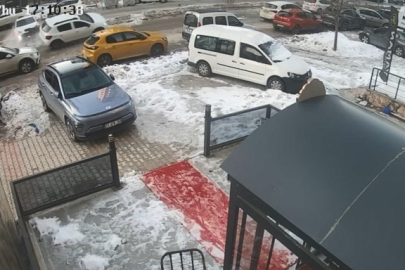 Elazığ'da 3 aracın karıştığı kaza kamerada