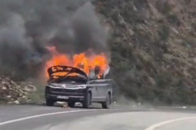 İstanbul Eyüpsultan’da seyir halindeki araç alevlere teslim oldu