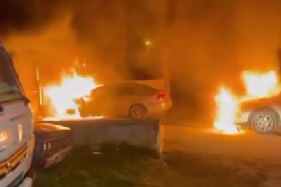 Kocaeli'de park halindeki araç alev alev yandı: 2 otomobil zarar gördü