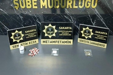 Sakarya'da polis ekiplerinden 3 ilçede 5 ayrı uyuşturucu operasyonu: 12 gözaltı