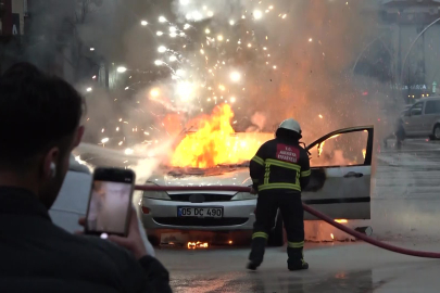 Amasya'da otomobil alev alev yandı, patlamalar korkuttu