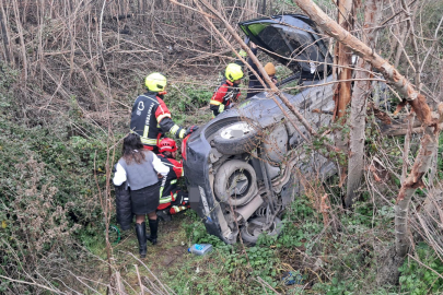 Balıkesir'de otomobil şarampole uçtu: Anne ve kızı yaralandı