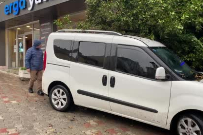 Bolu'da namaz kılmak için aracını park etti: Çöken metruk bina aracına zarar verdi