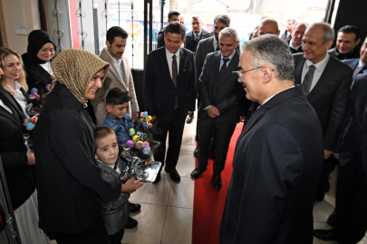 Bursa'da Başkan Aydın, özel gereksinimli çocukların karne sevincini paylaştı