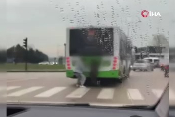 Bursa'da tehlikeli yolculuk kameraya yansıdı!