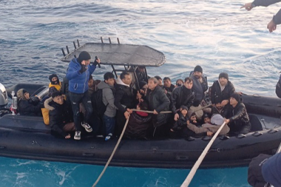 İzmir açıklarında 56 düzensiz göçmen ve 1 insan kaçakçısı şüphelisi yakalandı