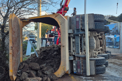Muğla'da hafriyat kamyonu devrildi: 1 yaralı