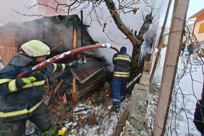 Bayburt’ta garaj ve depo olarak kullanılan alanda çıkan yangın söndürüldü